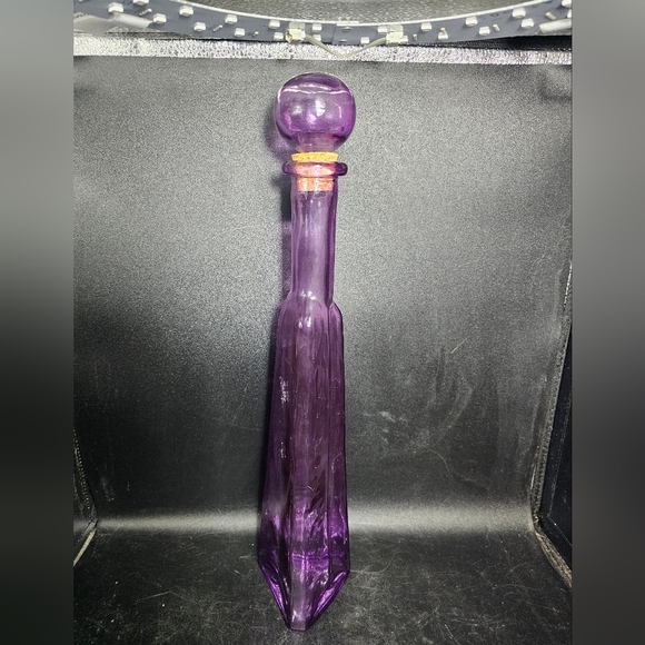 Vintage amethyst glass genie bottle with original‎ stopper - Picture 1 of 13